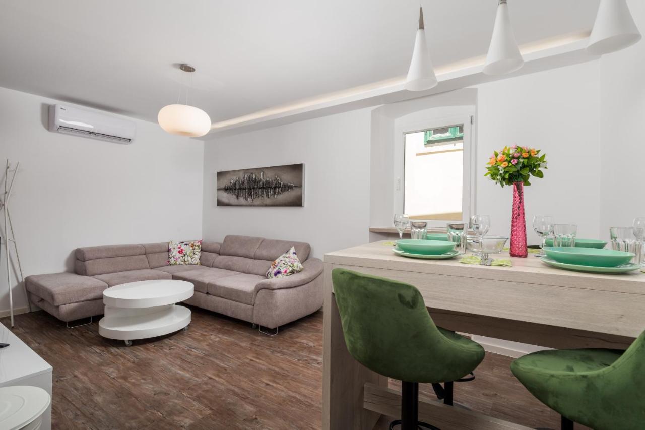 Central Apartments Dalmatina Rijeka Bagian luar foto