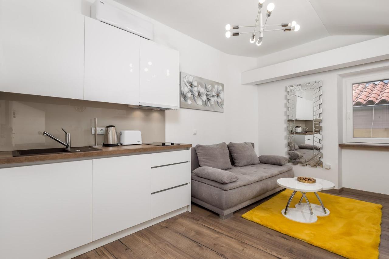 Central Apartments Dalmatina Rijeka Bagian luar foto