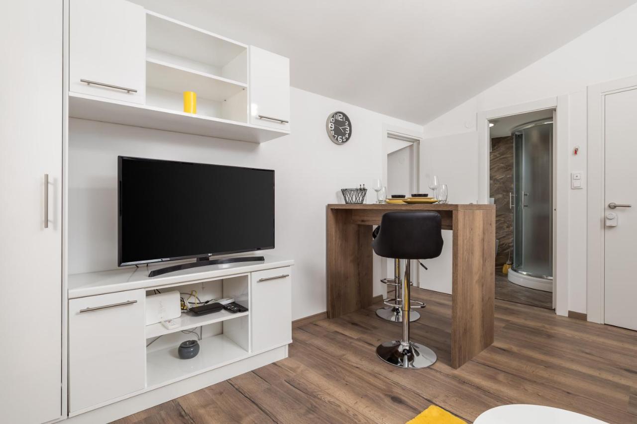 Central Apartments Dalmatina Rijeka Bagian luar foto