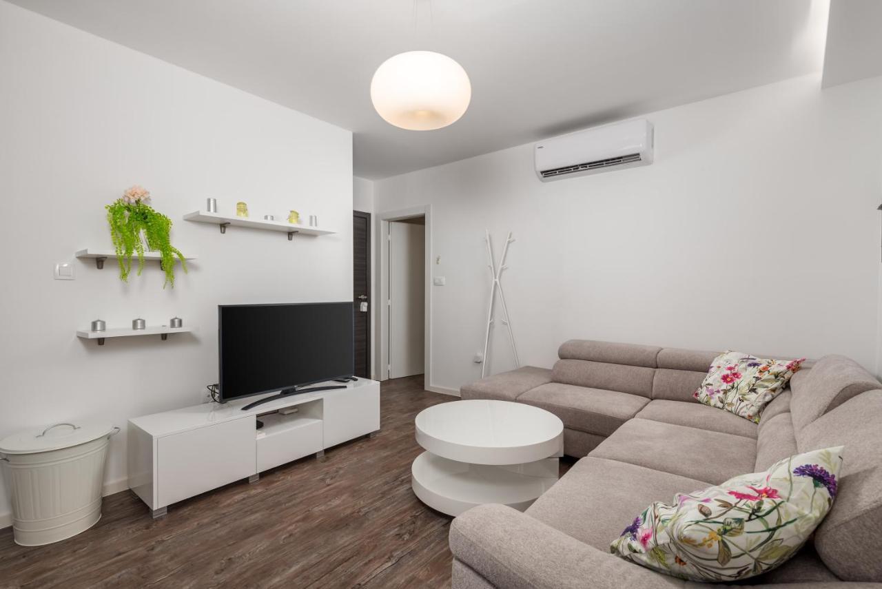 Central Apartments Dalmatina Rijeka Bagian luar foto