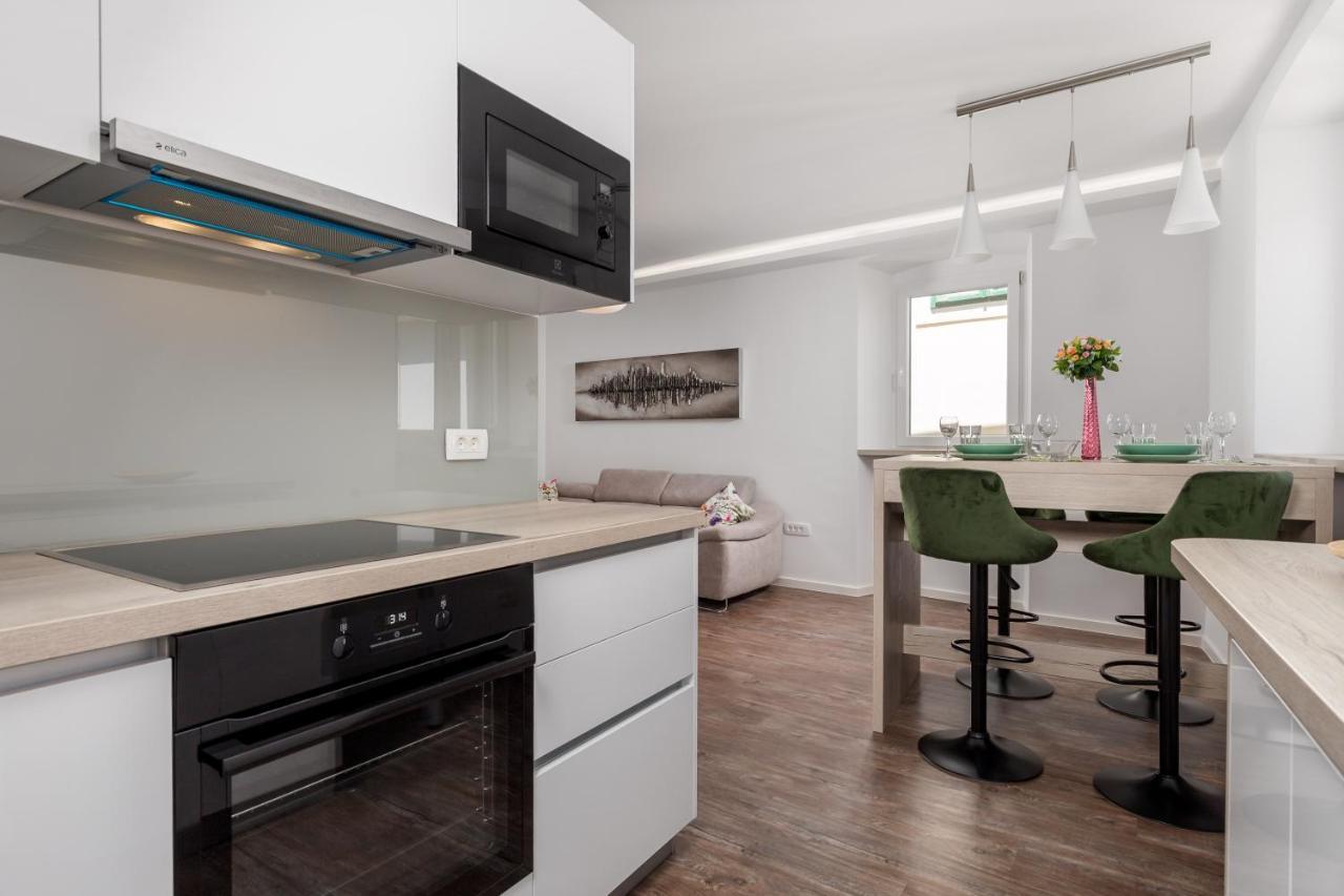 Central Apartments Dalmatina Rijeka Bagian luar foto