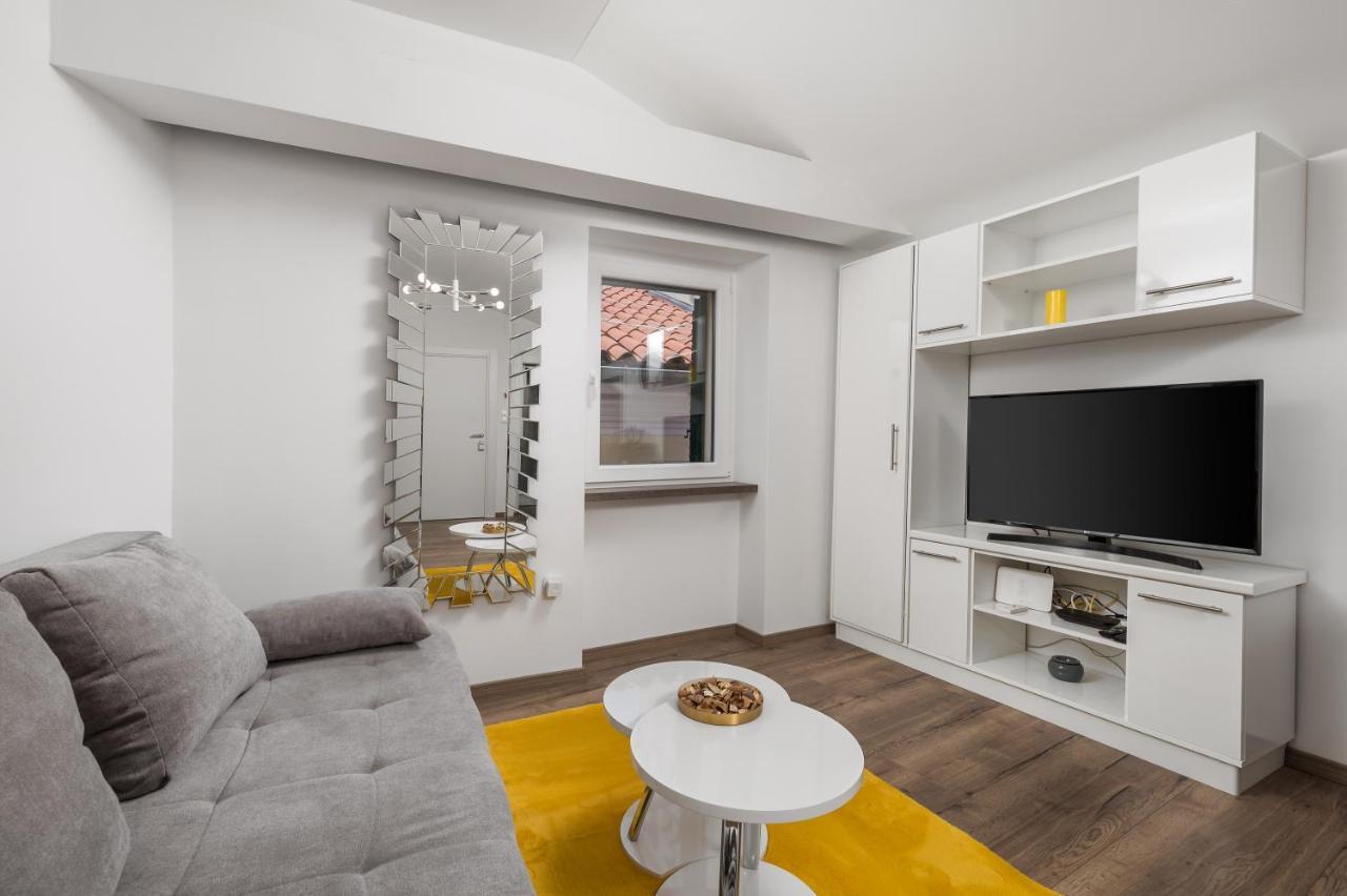 Central Apartments Dalmatina Rijeka Bagian luar foto